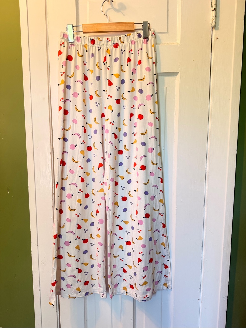 JO.SH White patterened Women's Lounge Pijama Pants with Multicolor Fruit Print